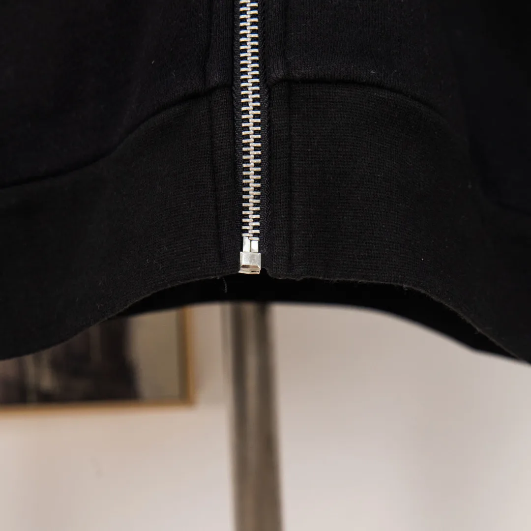 P310 zp version [exclusive supply] Chrome Hearts/Chrome Hearts Tokyo limited horseshoe Sanskrit printed zipper sweatshirt cardigan jacket. High weight, high density and high quality. The wool is soft, delicate and skin-friendly. Soft and silky to the touch. Excellent warmth and skin-friendly properties. Custom-woven and dyed. No color difference in either fabric or workmanship details. Comparing with the ordinary version on the market. Hardware zipper accessories are all customized. Full of details. Color: Black Size: S M L XL No.: FW10945